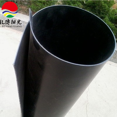 Revêtement géomembrane imperméable et conducteur