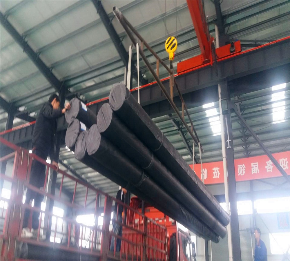 Geomembran Bertekstur dengan Finishing Kasar